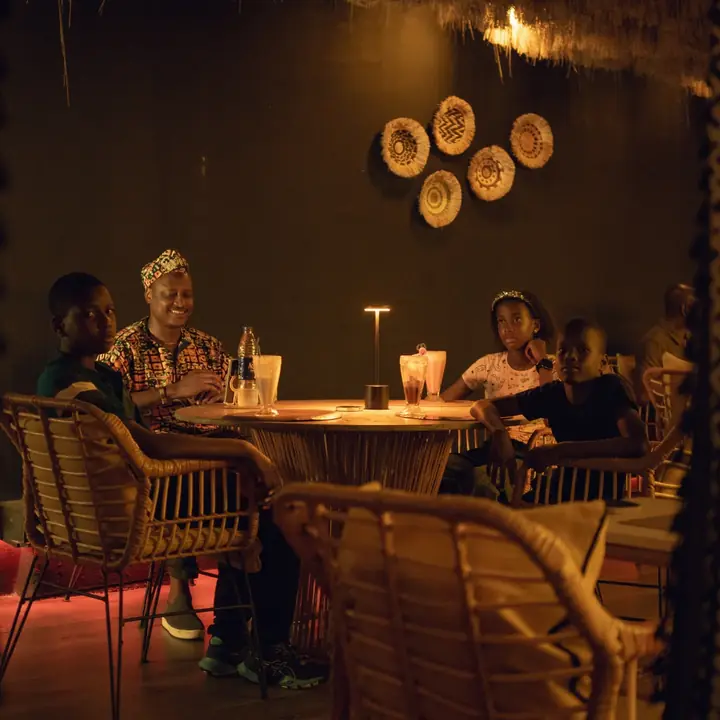 A family sharing an evening at a table in Brisa